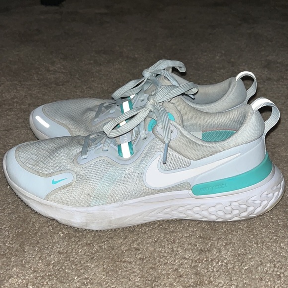 Worn Nike react sneakers women’s size 9 - Picture 2 of 6